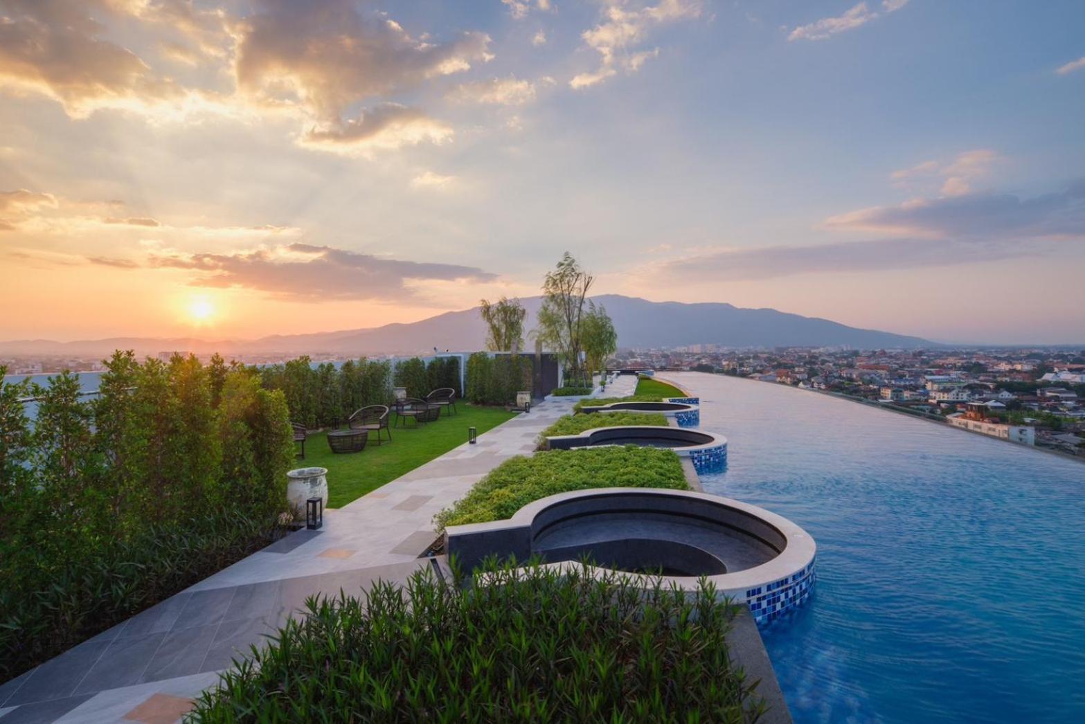 Luxury Condo Astra Sky River Condo Чиангмай Екстериор снимка
